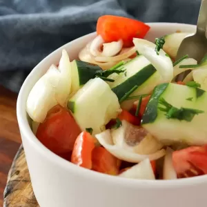 Receita de Salada de Pepino com Tomate e Molho de Soja - tão fácil de fazer, você fará sempre no almoço ou jantar da semana.