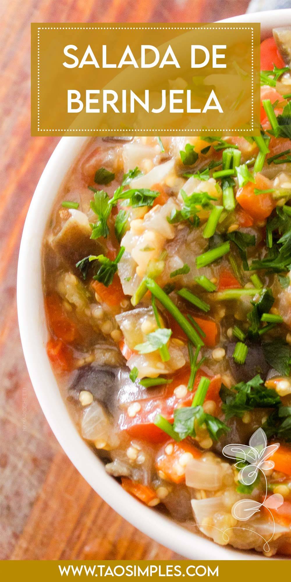 Eu sou apaixonada por Salada de Berinjela Simples Refogada, principalmente para comer com pão e torrada! 

Não dá para servir no almoço ou jantar? 

Dá sim, acompanha perfeitamente um bom filé de frango grelhado, filé mignon suíno cozido na panela ou até no macarrão alho e óleo (juro, fica perfeito também). 

É uma ótima opção de alimentação saudável, rica em vitaminas com poder antioxidante, sais minerais e e fibras.

Atua na prevenção do câncer, aumentar a sensação de saciedade e faz muito bem para o coração!

Agora chega de papo e vamos para a cozinha?