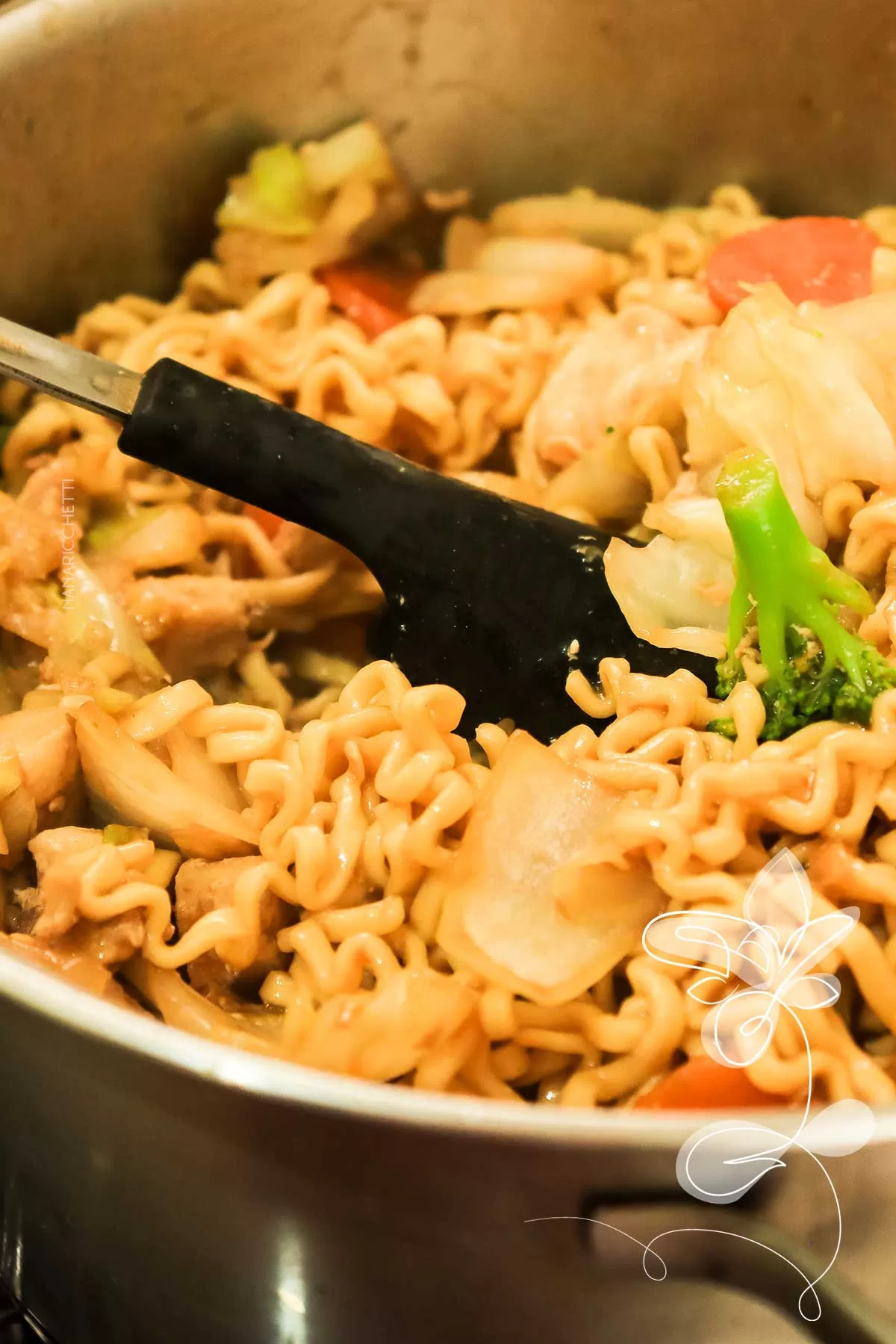 Receita de Yakisoba de Frango - veja como é simples fazer um delicioso prato oriental com legumes e macarrão.