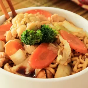 Receita de Yakisoba de Frango - veja como é simples fazer um delicioso prato oriental com legumes e macarrão.