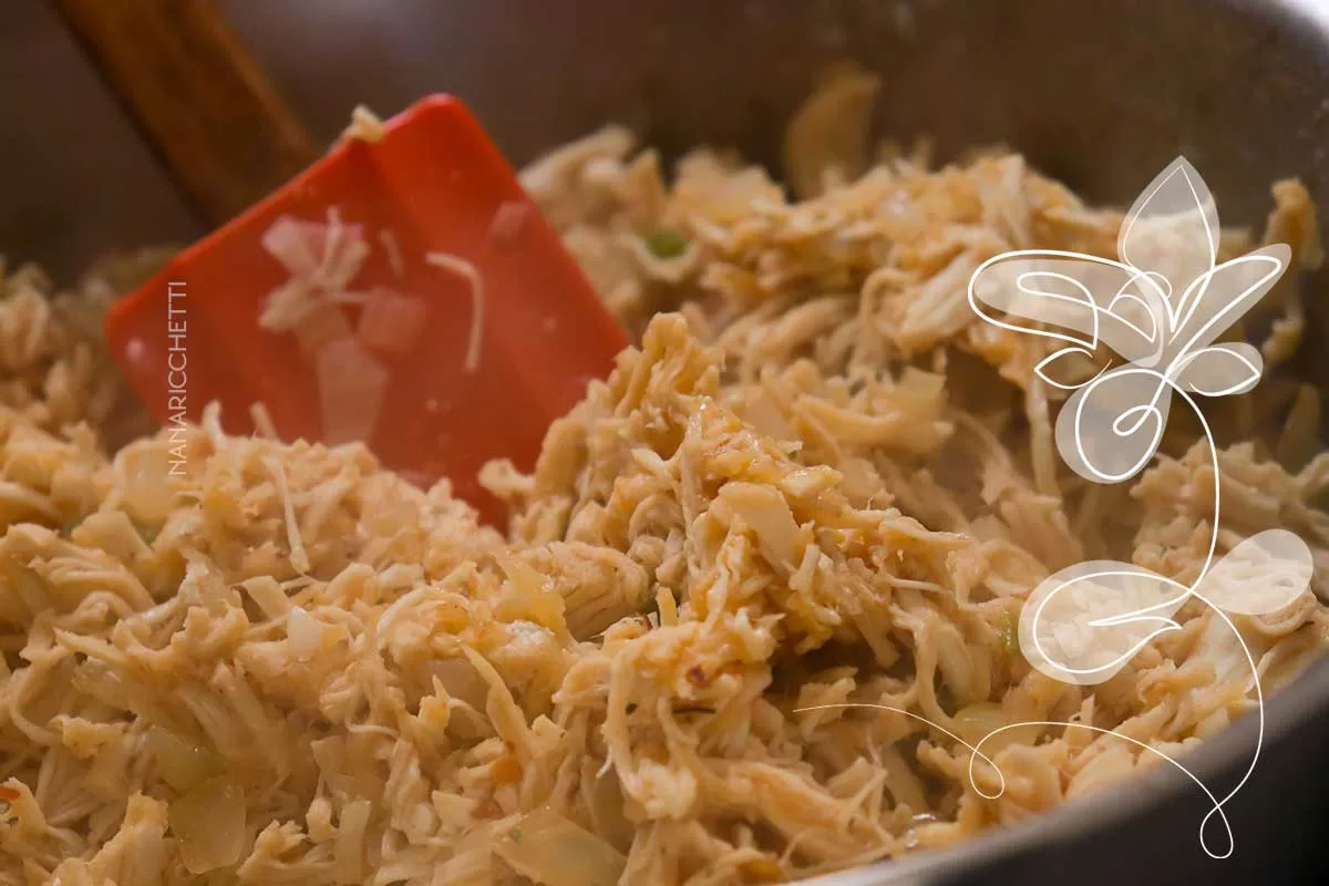 Receita de Torta de Massa de Maionese recheada com Frango - faça para comemorar o Dia das Mães com a família.