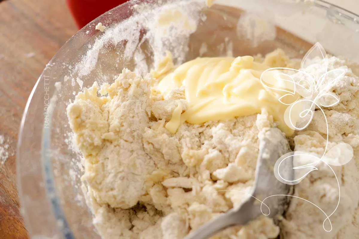 Receita de Torta de Massa de Maionese recheada com Frango - faça para comemorar o Dia das Mães com a família.