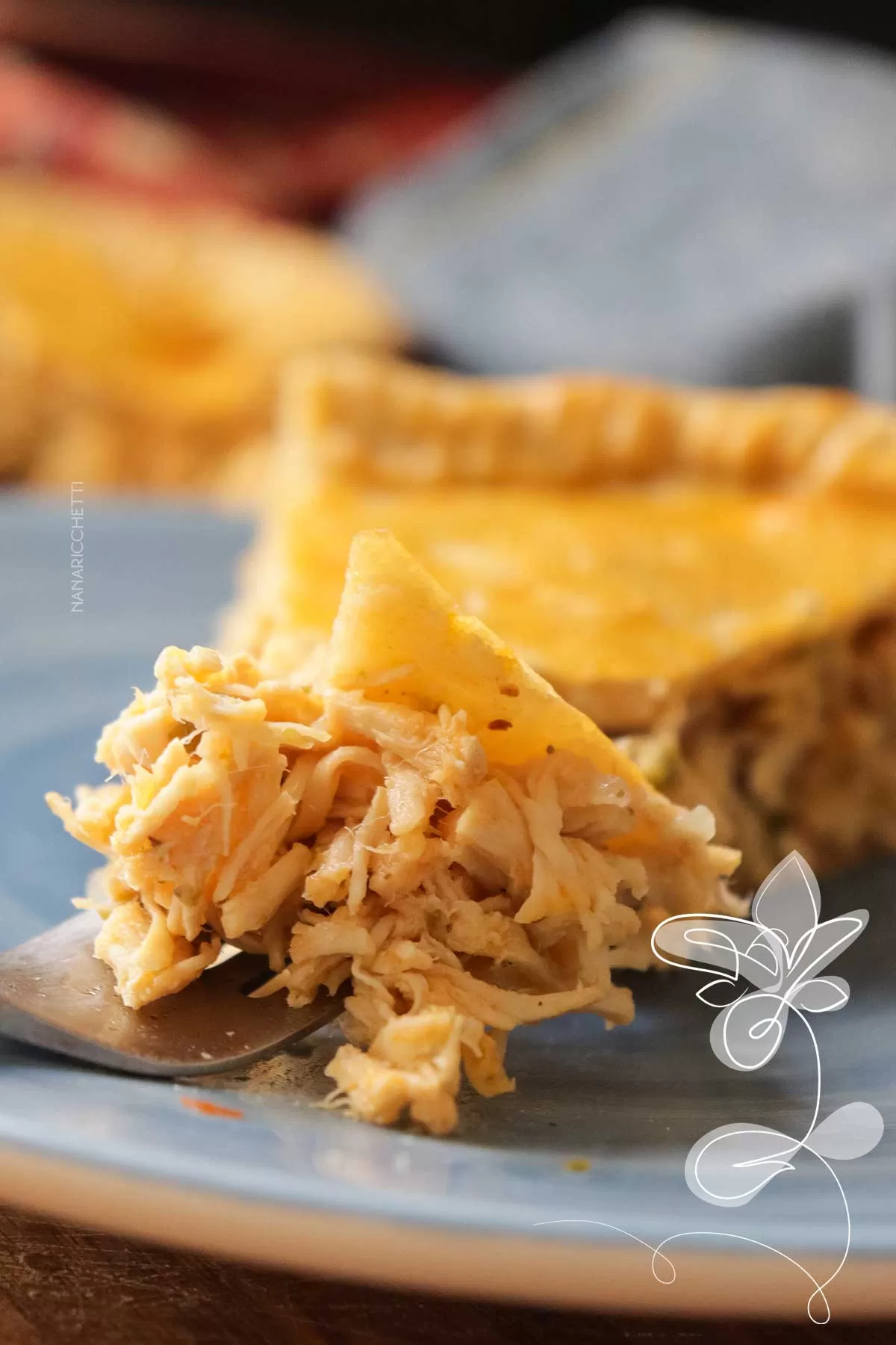 Receita de Torta de Massa de Maionese recheada com Frango - faça para comemorar o Dia das Mães com a família.