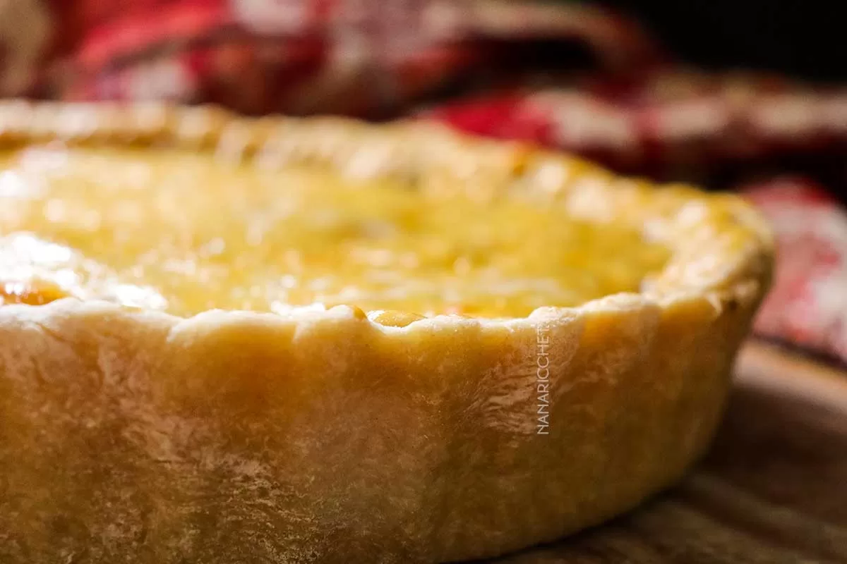 Receita de Torta de Massa de Maionese recheada com Frango - faça para comemorar o Dia das Mães com a família.