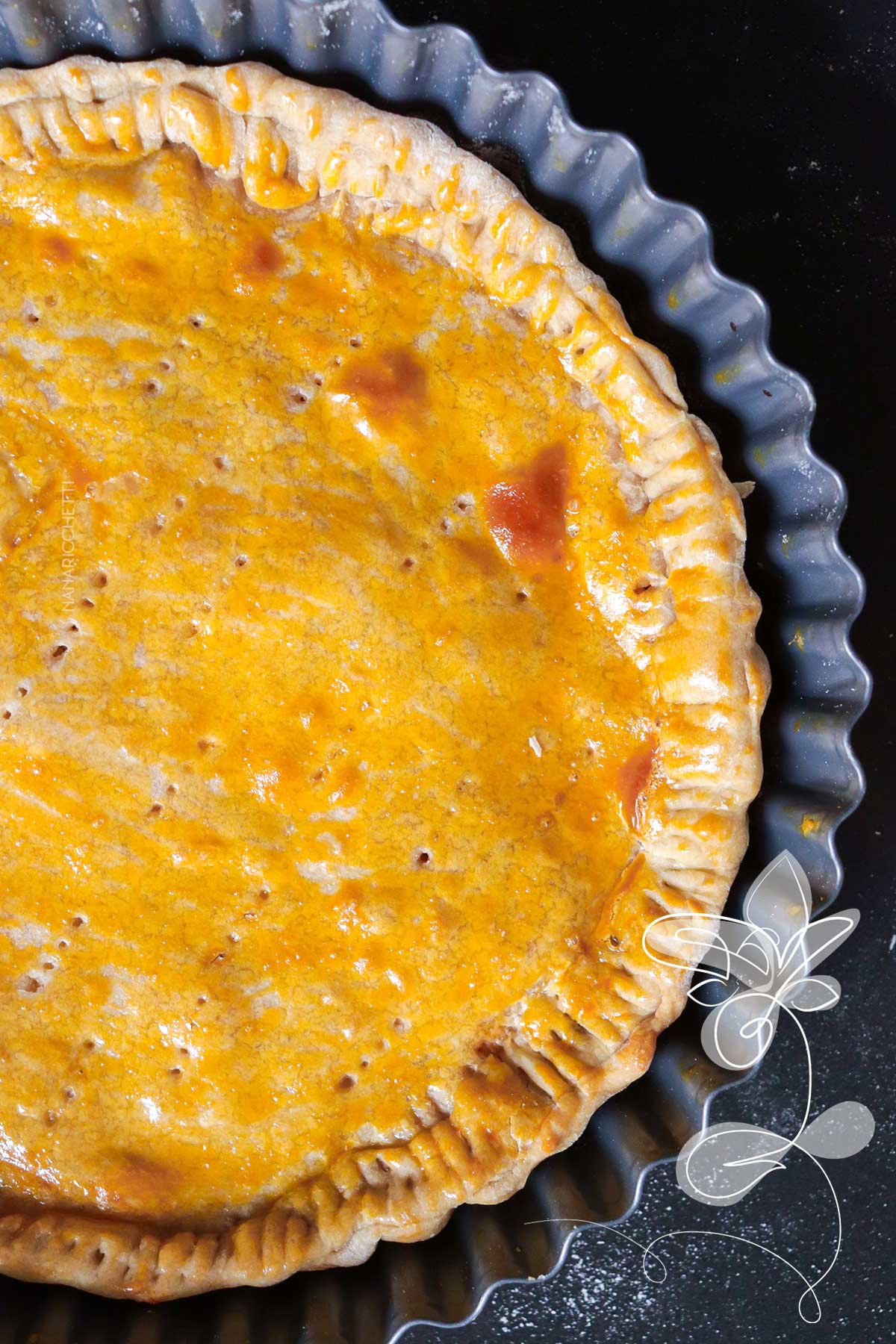 Receita de Torta de Massa de Maionese recheada com Frango - faça para comemorar o Dia das Mães com a família. 