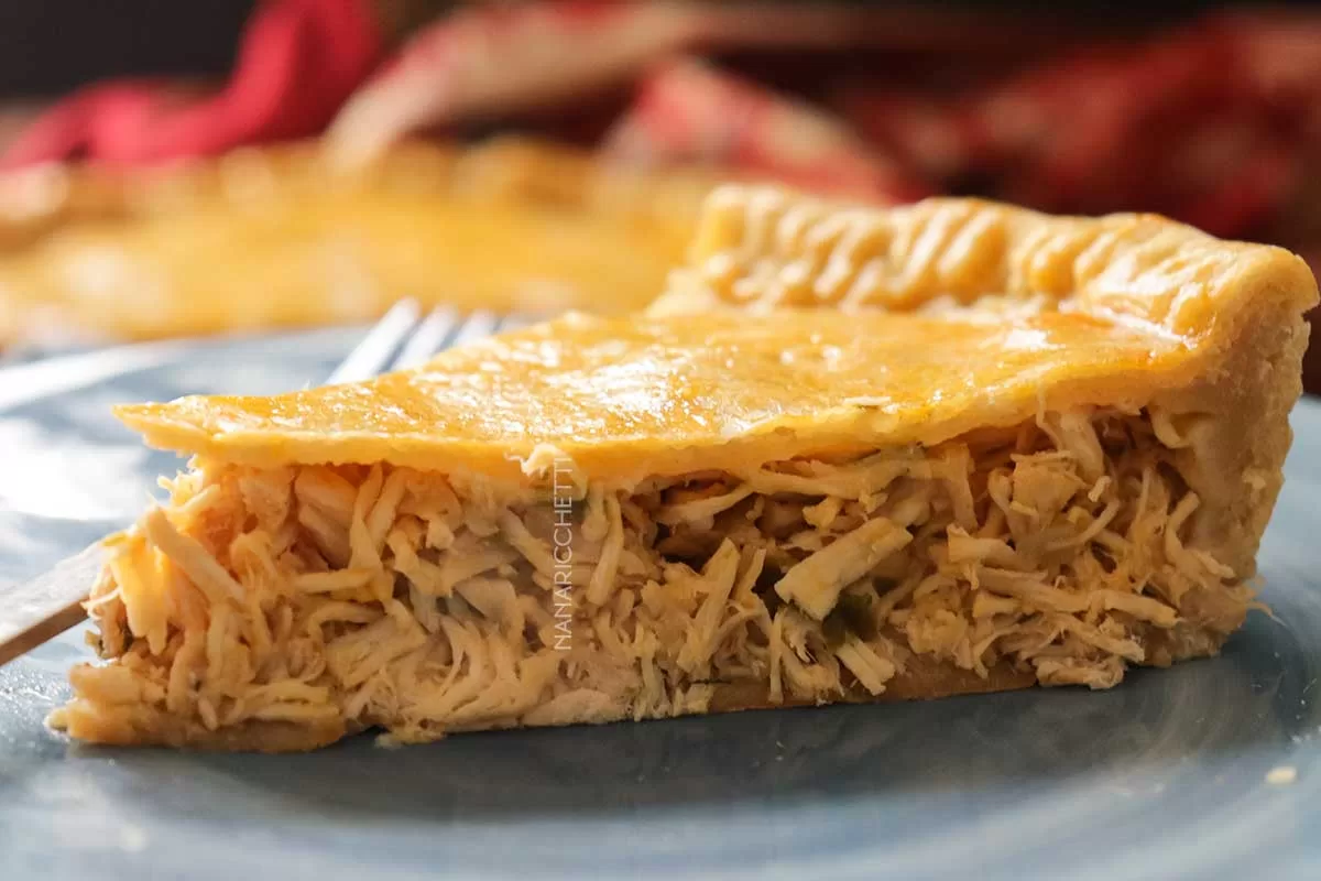 Receita de Torta de Massa de Maionese recheada com Frango - faça para comemorar o Dia das Mães com a família.