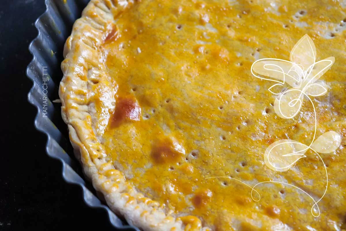 Receita de Torta de Massa de Maionese recheada com Frango - faça para comemorar o Dia das Mães com a família.