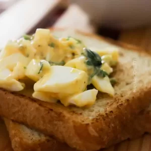 Receita de Salada de Ovo Cozido - um prato típico americano, faça e coloque como recheio em lanches ou sirva no churrasco.