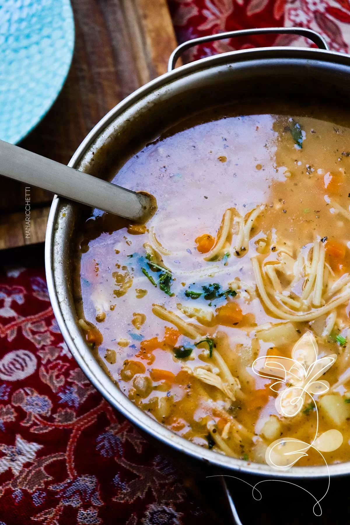 Receita de Sopa de Macarrão com Legumes e Frango - simples e perfeito para os dias frios.