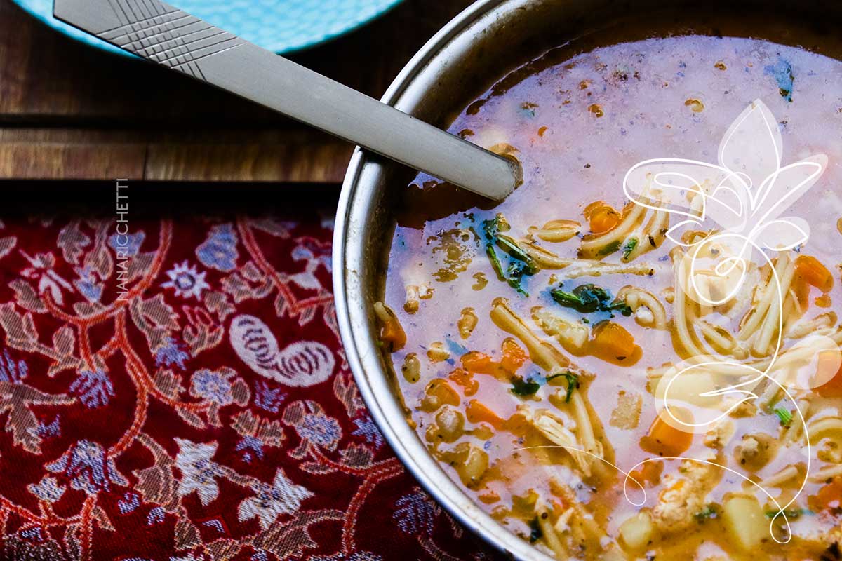 Receita de Sopa de Macarrão com Legumes e Frango - simples e perfeito para os dias frios.