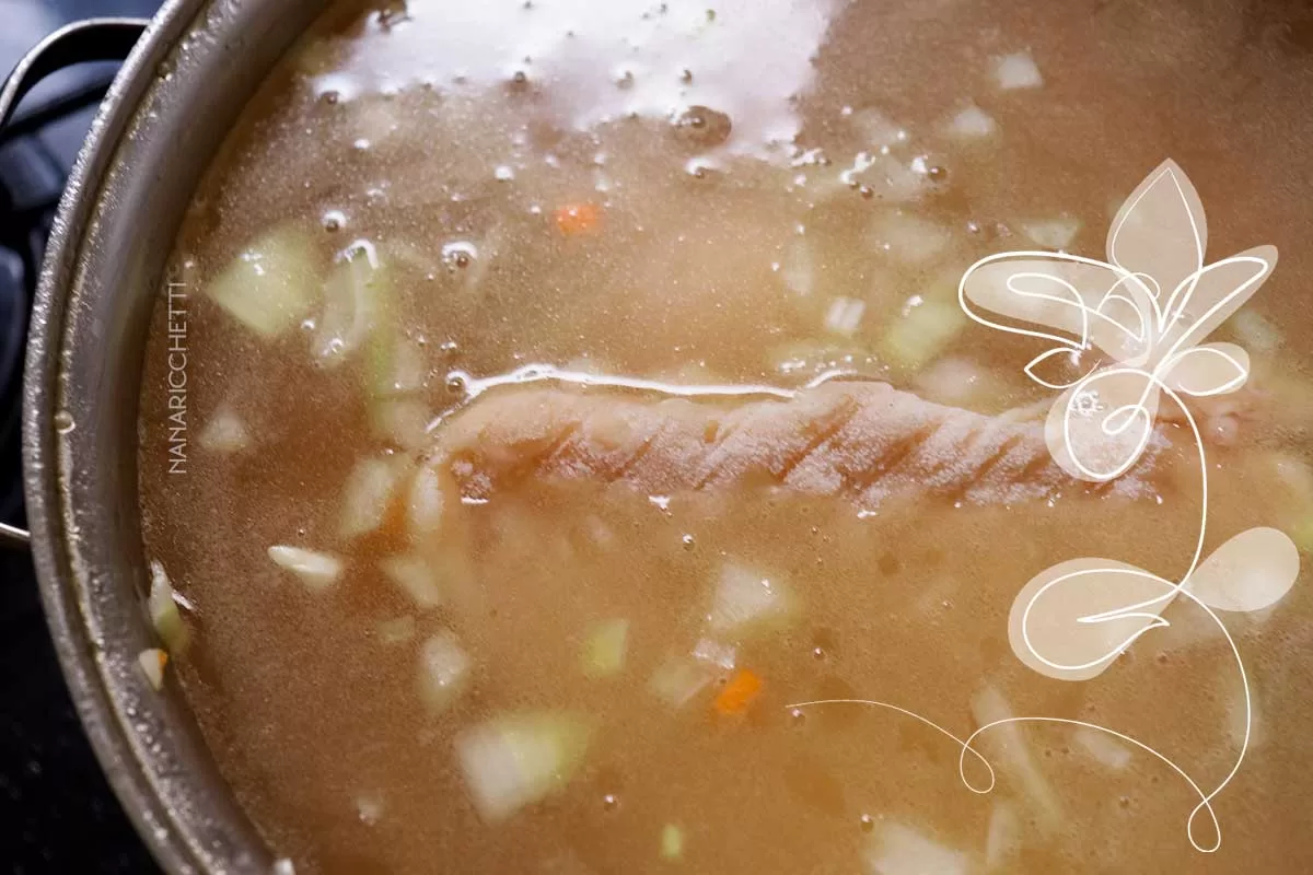 Receita de Sopa de Macarrão com Legumes e Frango - simples e perfeito para os dias frios.