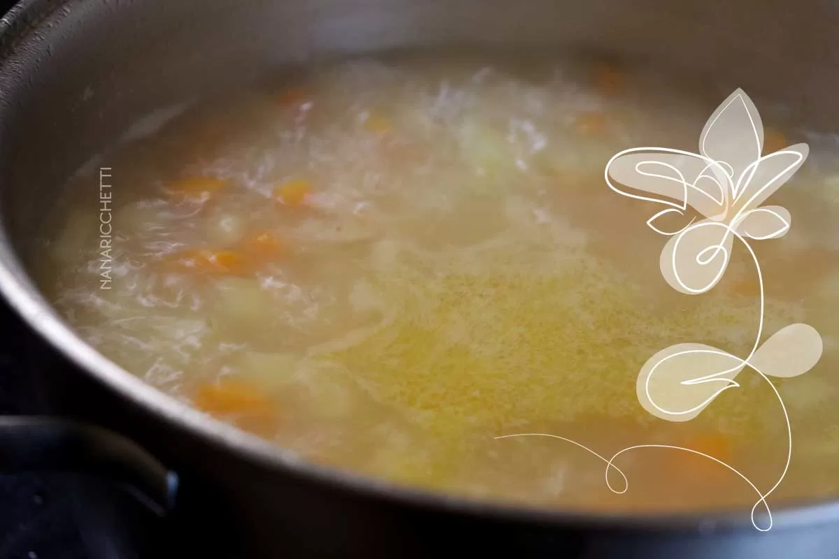 Receita de Sopa de Macarrão com Legumes e Frango - simples e perfeito para os dias frios.