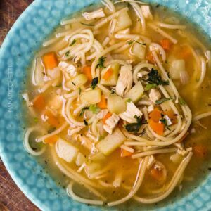 Receita de Sopa de Macarrão com Legumes e Frango - simples e perfeito para os dias frios.