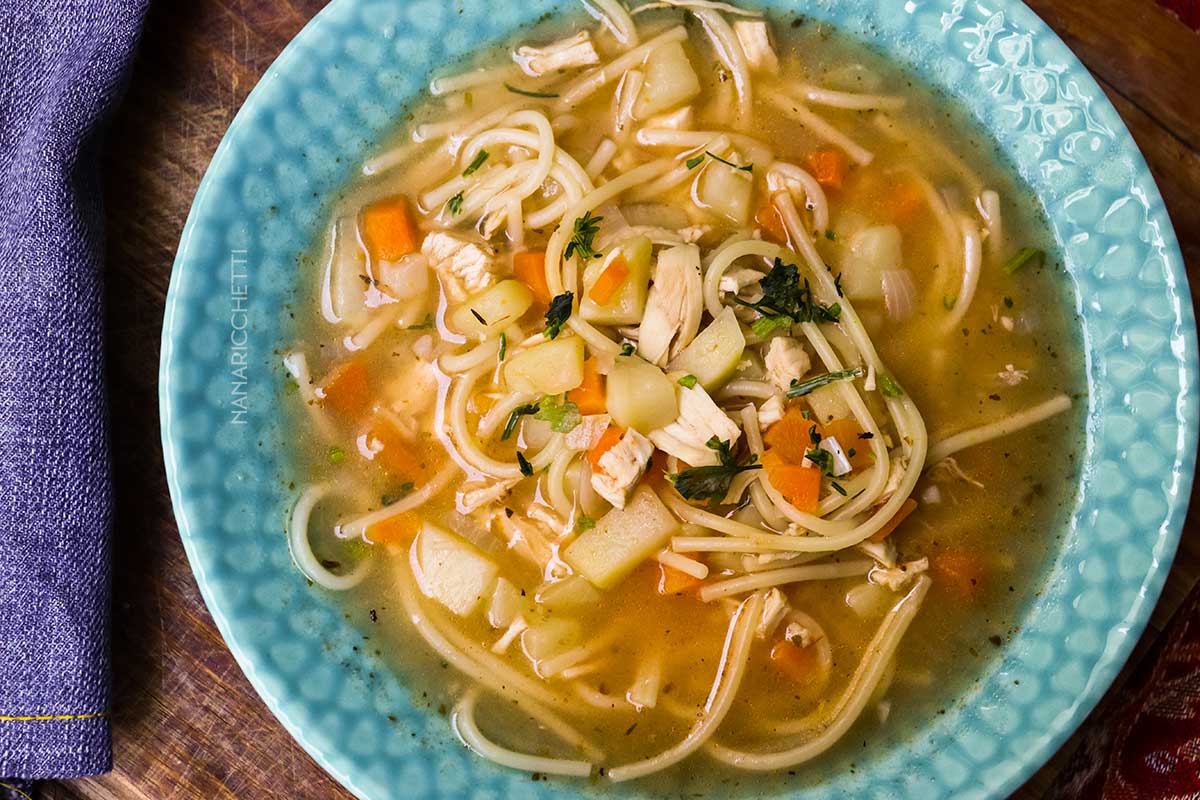 Receita de Sopa de Macarrão com Legumes e Frango - simples e perfeito para os dias frios.