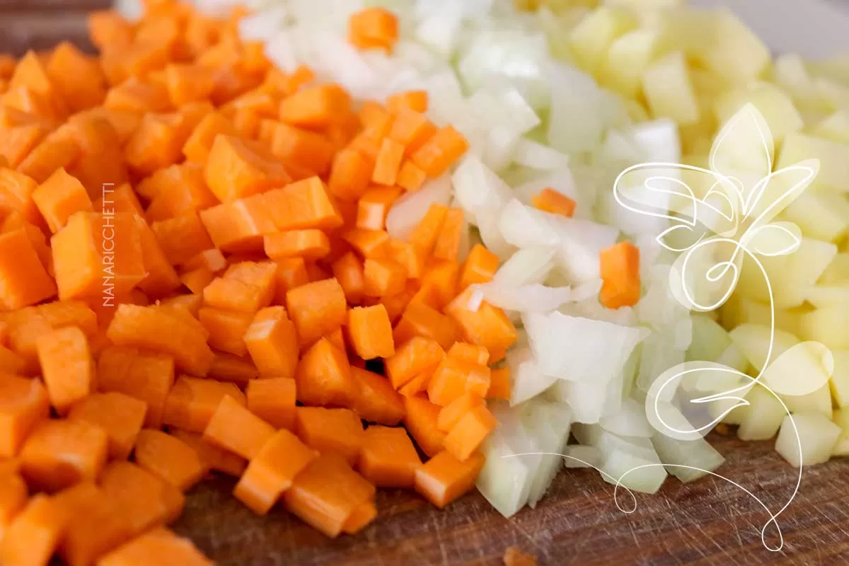 Receita de Sopa de Macarrão com Legumes e Frango - simples e perfeito para os dias frios.