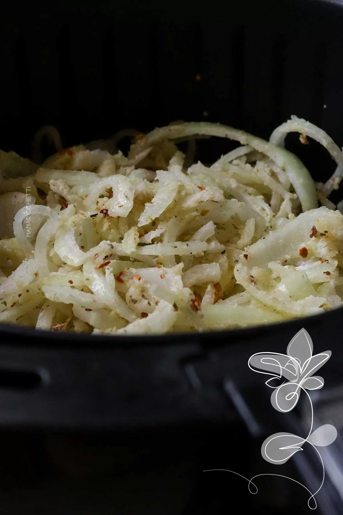 Receita de Cebola Crocante Frita na AirFryer - veja como é fácil fazer.