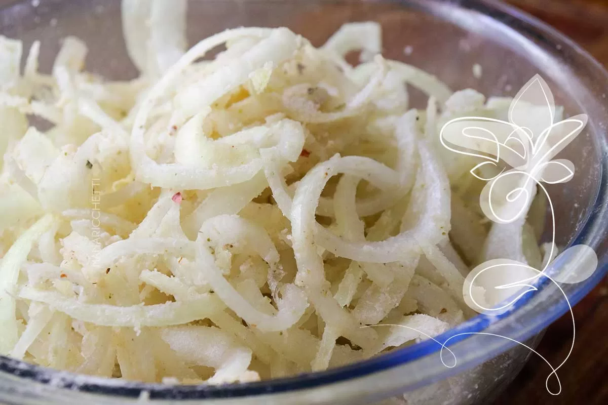 Receita de Cebola Crocante Frita na AirFryer - veja como é fácil fazer.