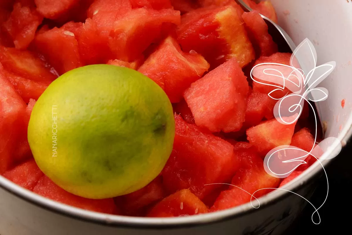 Receita de Limonada de Melancia - um suco delicioso para o lanche da tarde.