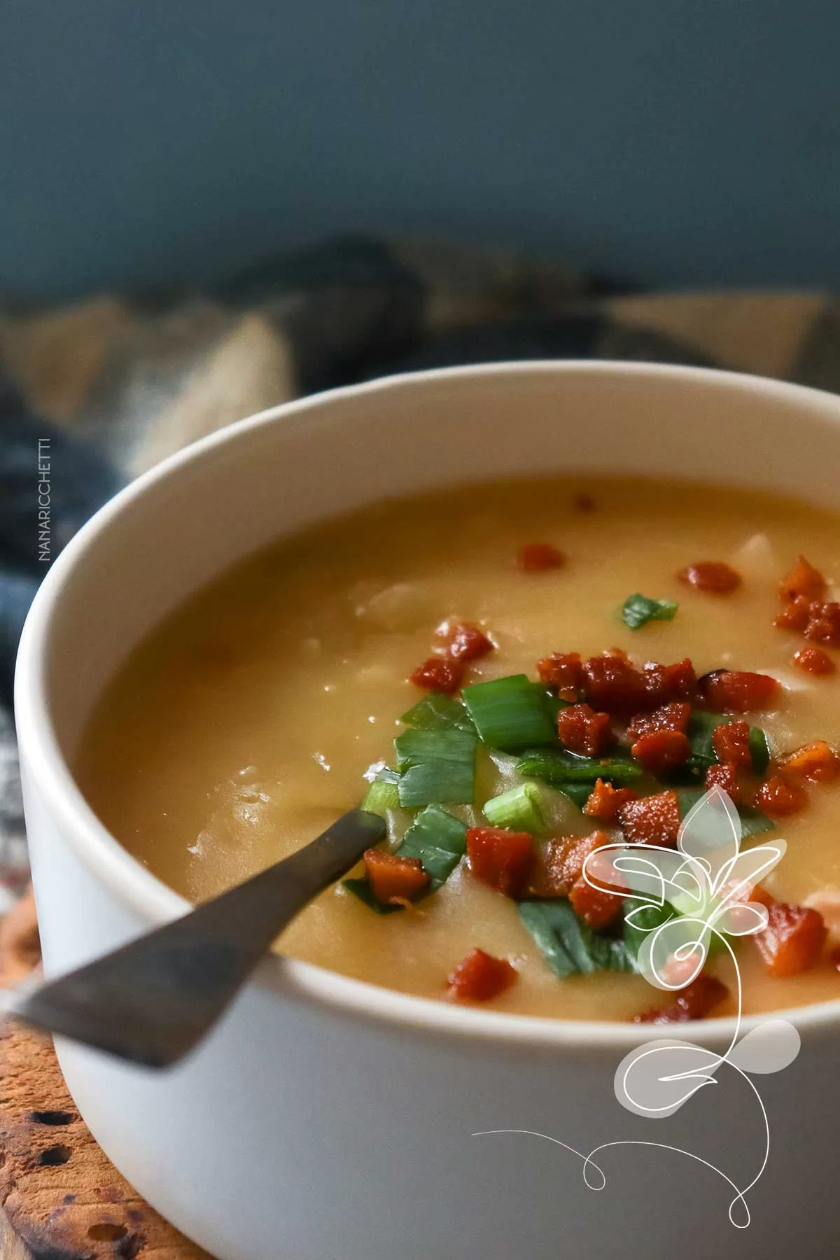 Receita de Sopa de Mandioca com Bacon - perfeito para os dias frios.