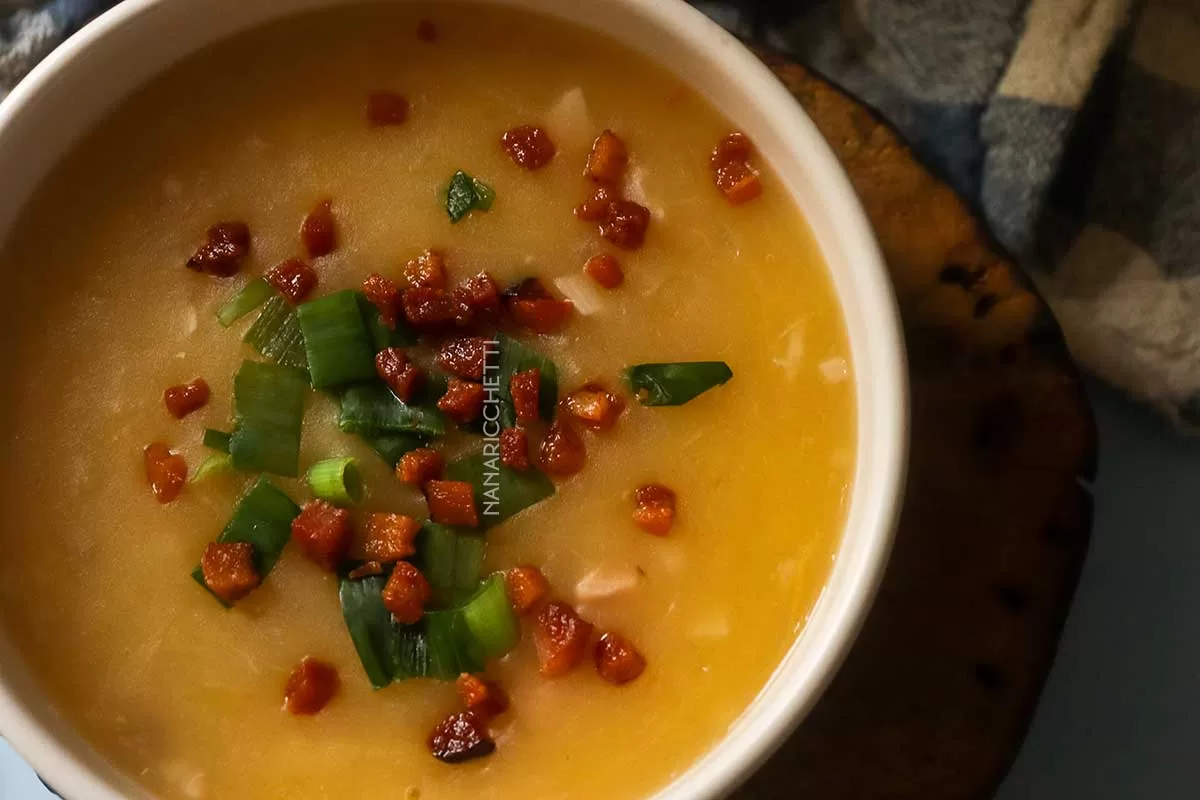 Receita de Sopa de Mandioca com Bacon - perfeito para os dias frios.