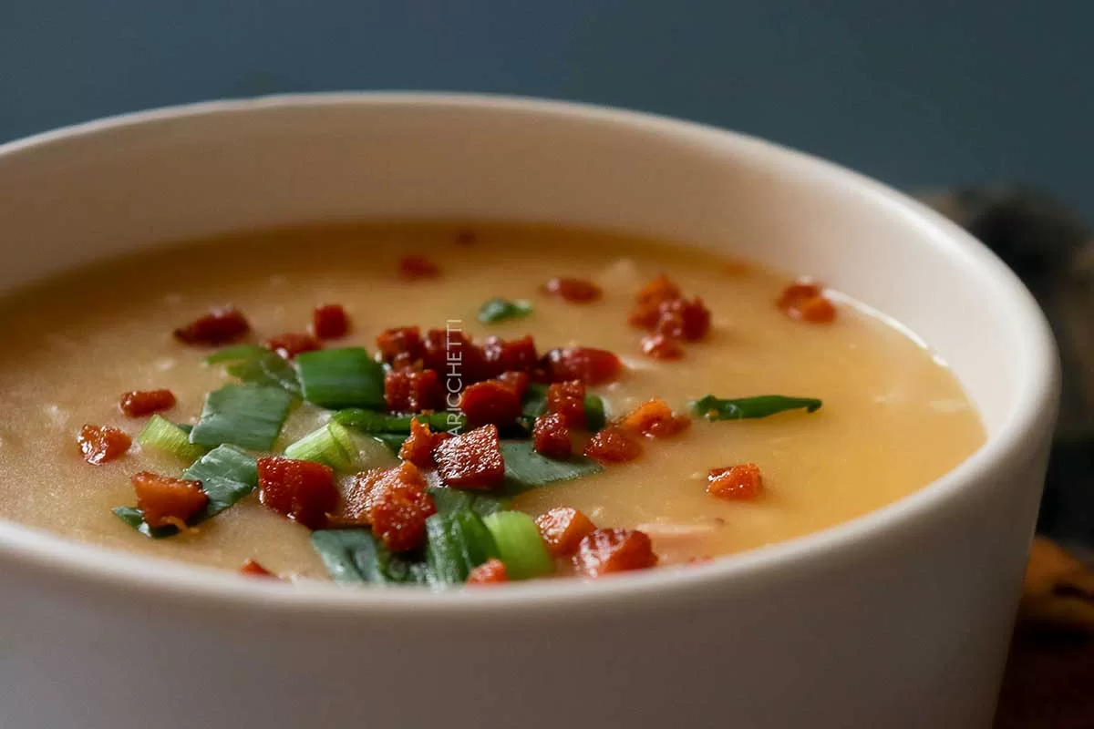 Receita de Sopa de Mandioca com Bacon - perfeito para os dias frios.