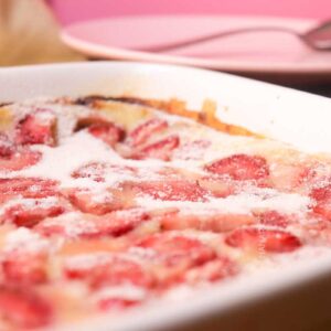 Receita de Clafoutis de Morango - uma sobremesa francesa muito simples de fazer.