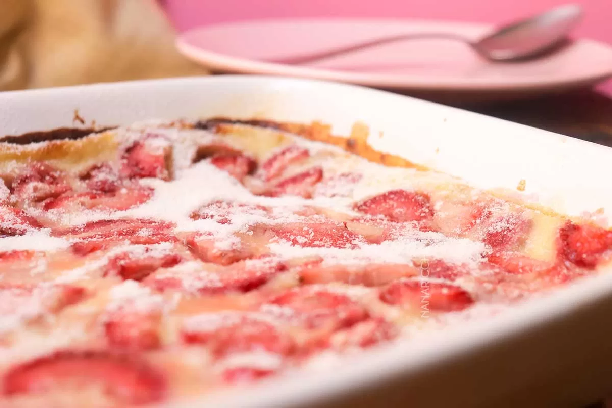 Receita de Clafoutis de Morango - uma sobremesa francesa muito simples de fazer.