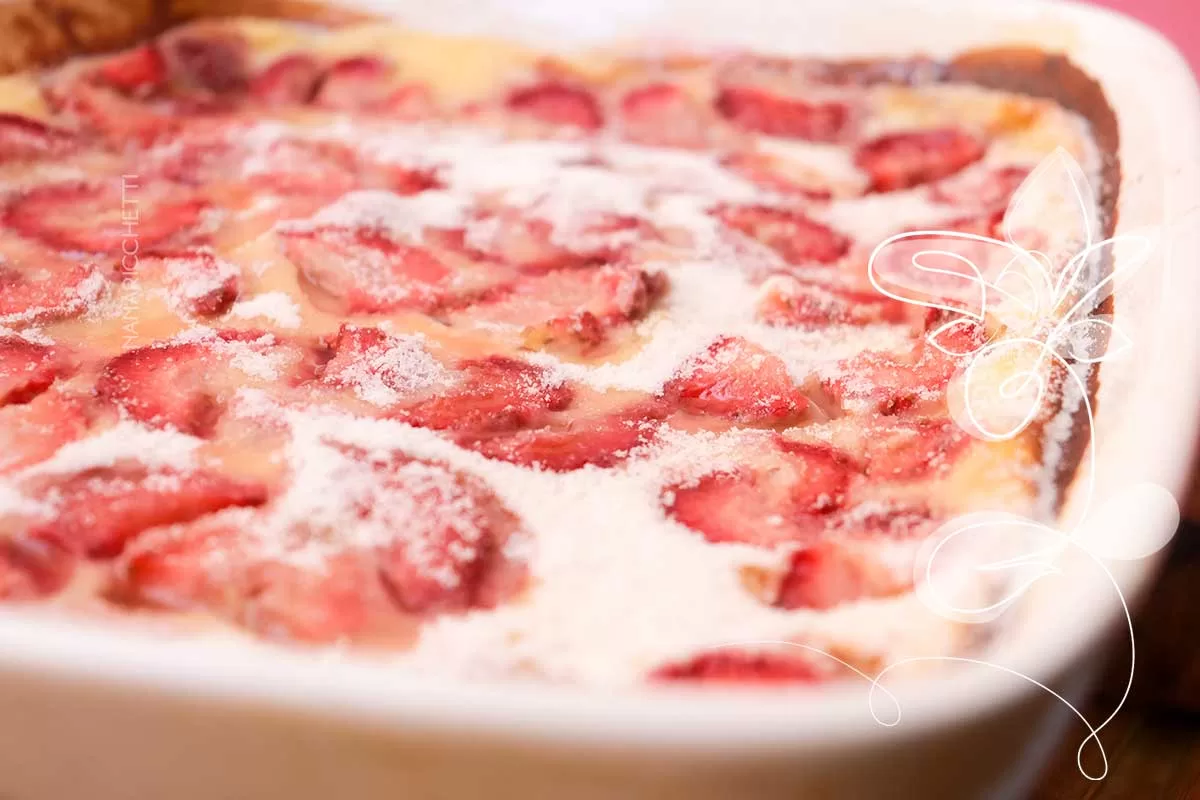 Receita de Clafoutis de Morango - uma sobremesa francesa muito simples de fazer.