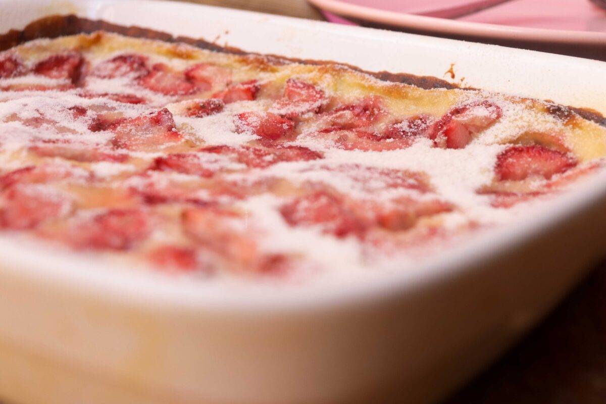 Receita de Clafoutis de Morango - uma sobremesa francesa muito simples de fazer.