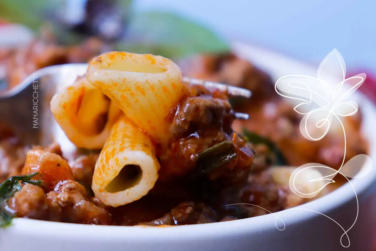 Receita de Macarrão com Carne Moída e Molho de Tomate - uma macarronada com carne simples e delicioso para o final de semana.