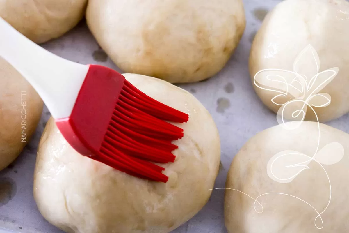 Pão de Hambúrguer Artesanal - um pão caseiro e fácil de fazer para o lanche da família.