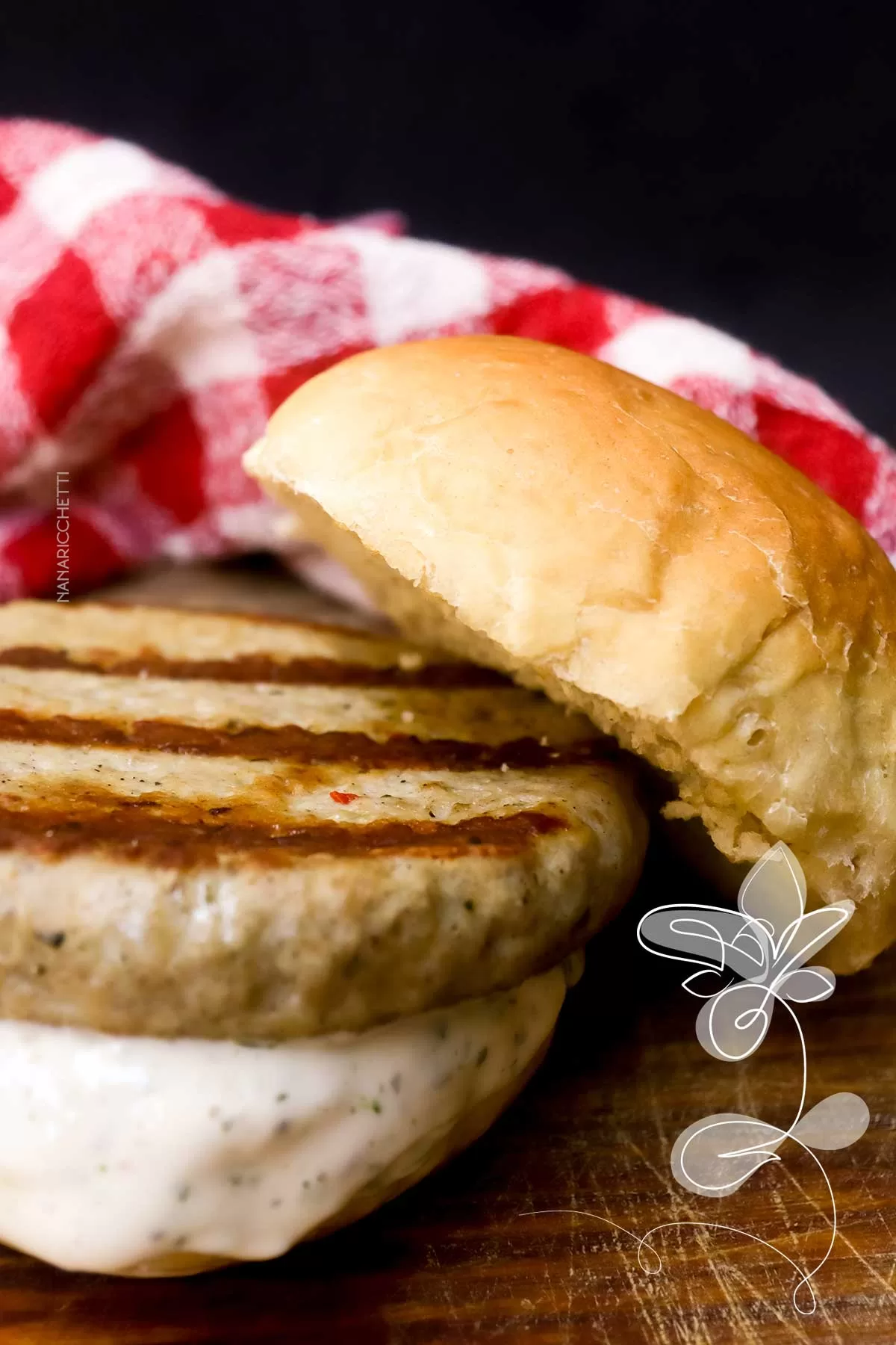 Pão de Hambúrguer Artesanal - um pão caseiro e fácil de fazer para o lanche da família.