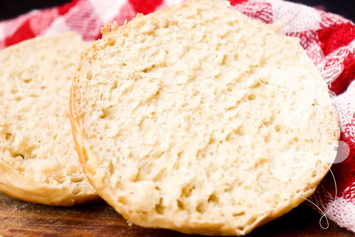 Pão de Hambúrguer Artesanal - um pão caseiro e fácil de fazer para o lanche da família.