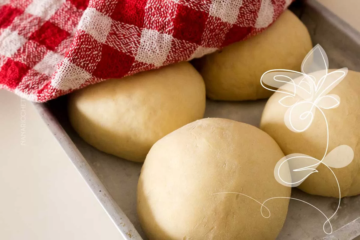 Pão de Hambúrguer Artesanal - um pão caseiro e fácil de fazer para o lanche da família.