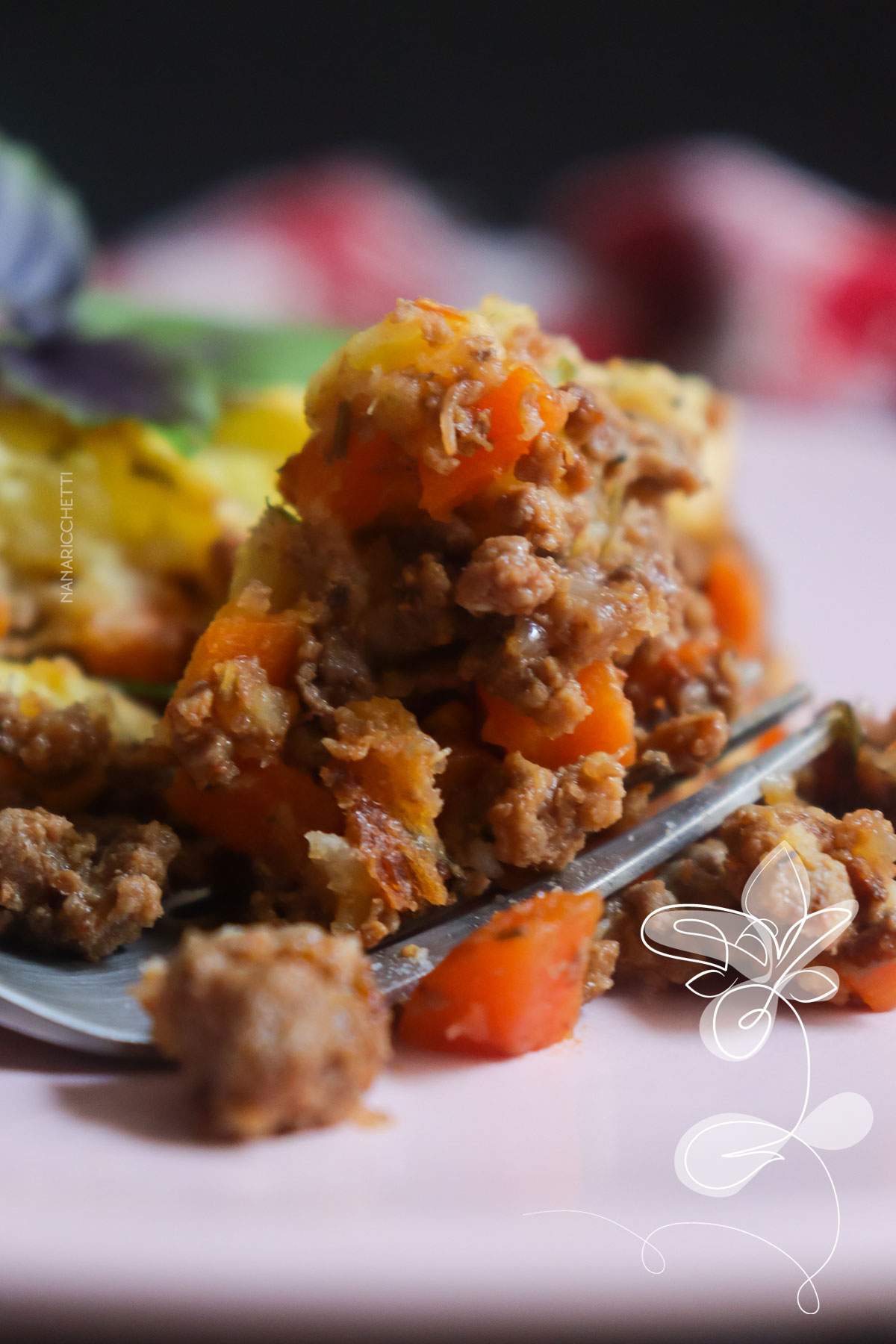 Receita de Escondidinho de Mandioca com Carne Moída - deixe o seu almoço especial com esse prato simples de fazer.