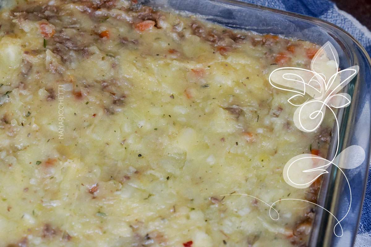 Receita de Escondidinho de Mandioca com Carne Moída - deixe o seu almoço especial com esse prato simples de fazer.