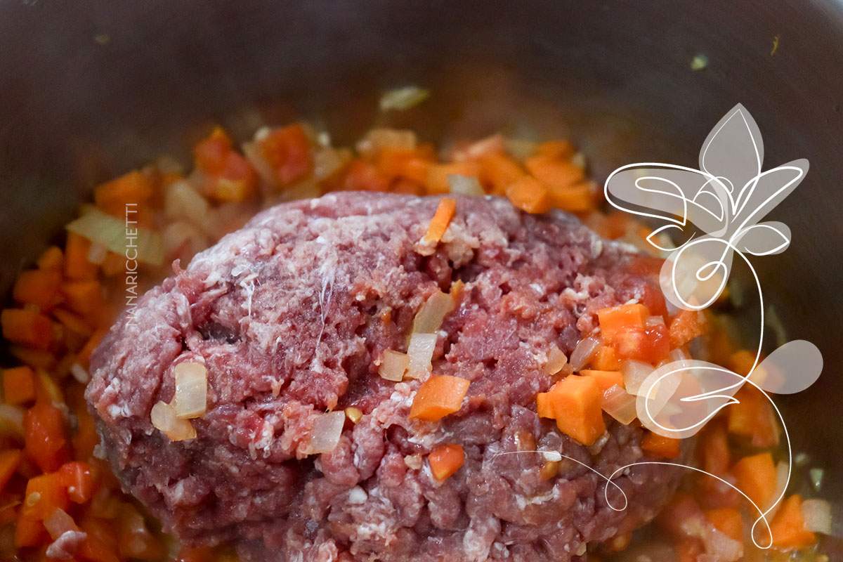 Receita de Escondidinho de Mandioca com Carne Moída - deixe o seu almoço especial com esse prato simples de fazer.