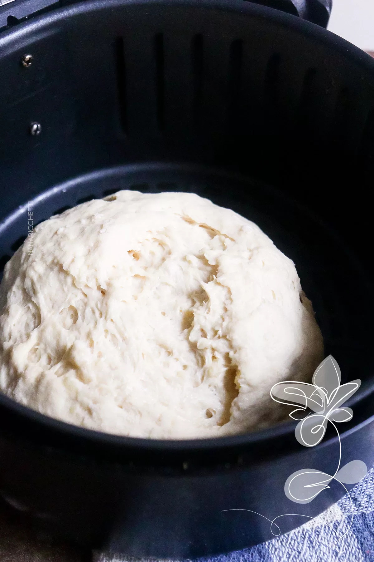 Receita de Pão Caseiro de Mandioca na AirFryer - veja como assar pão na fritadeira elétrica sem óleo.