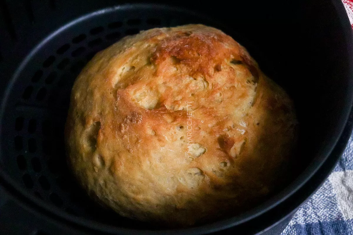 Receita de Pão Caseiro de Mandioca na AirFryer - veja como assar pão na fritadeira elétrica sem óleo.