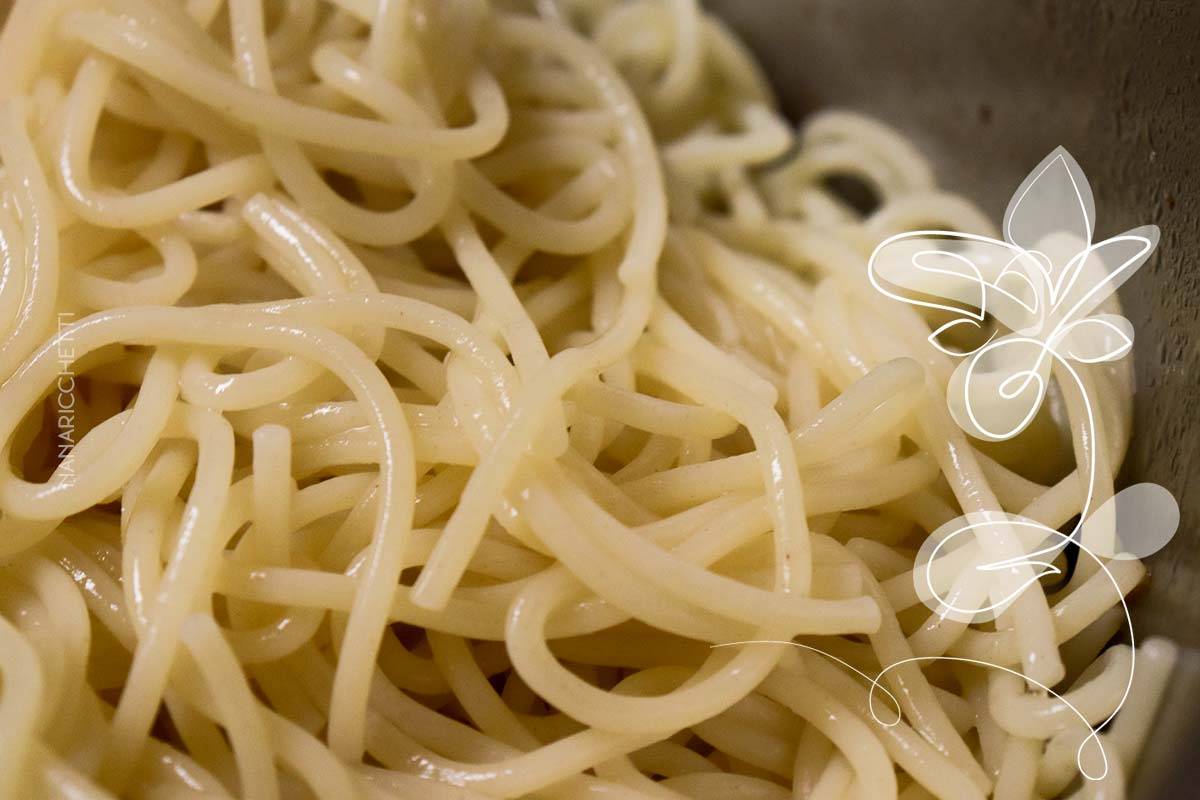 Receita de Macarrão com Tomate Seco - um prato simples, rápido e gostoso para um almoço rápido.