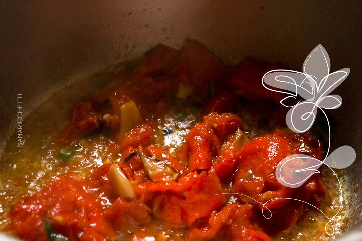 Receita de Macarrão com Tomate Seco - um prato simples, rápido e gostoso para um almoço rápido.