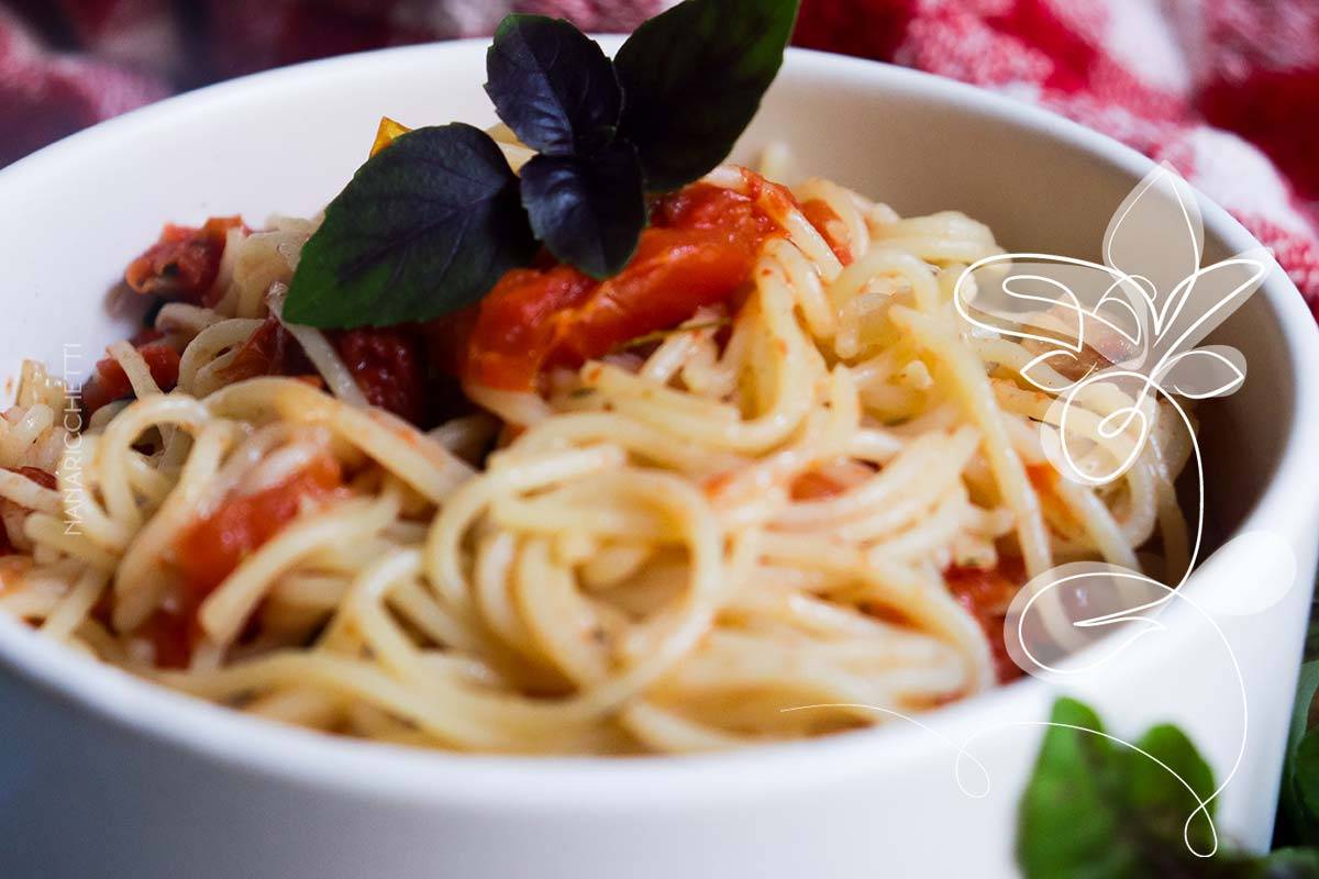 Receita de Macarrão com Tomate Seco - um prato simples, rápido e gostoso para um almoço rápido.