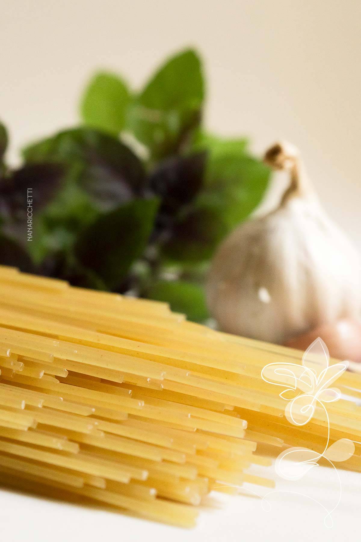 Receita de Macarrão com Tomate Seco - um prato simples, rápido e gostoso para um almoço rápido.