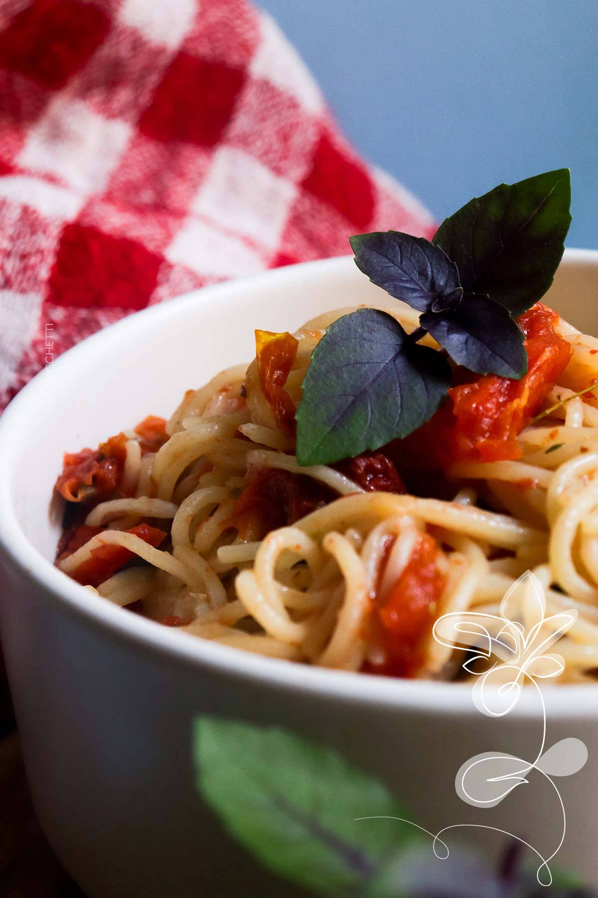 Receita de Macarrão com Tomate Seco - um prato simples, rápido e gostoso para um almoço rápido.