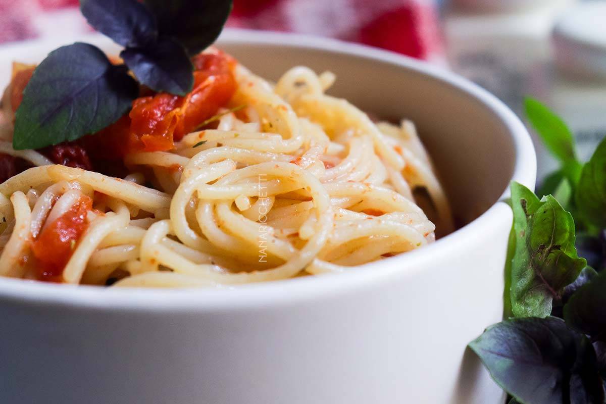 Receita de Macarrão com Tomate Seco - um prato simples, rápido e gostoso para um almoço rápido.