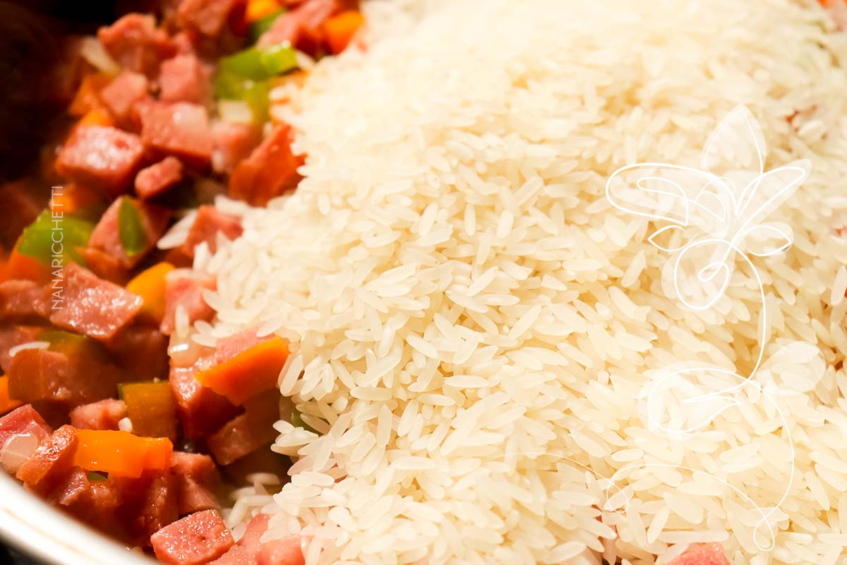 Receita de Arroz com Linguiça Calabresa - uma receita completa para o almoço de panela só.