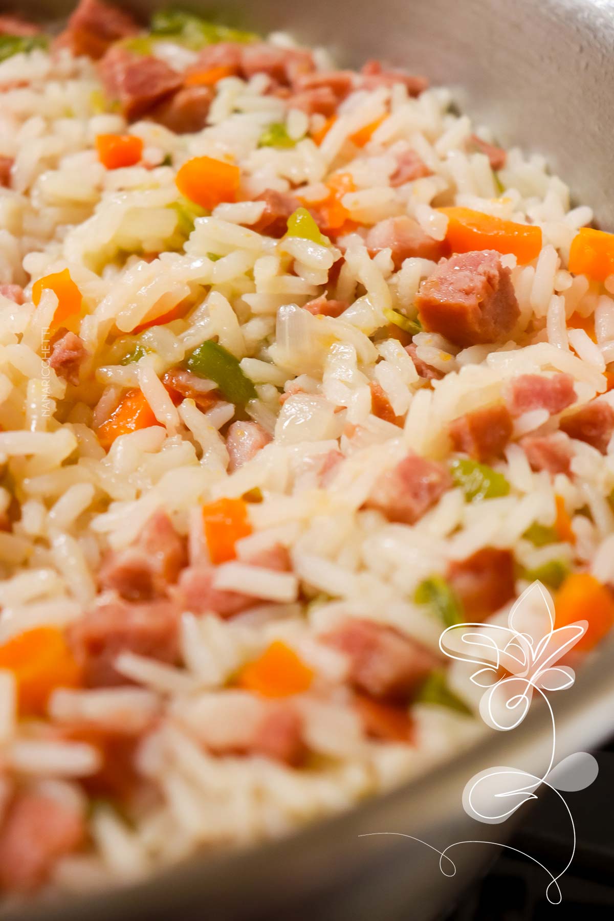 Receita de Arroz com Linguiça Calabresa - uma receita completa para o almoço de panela só.