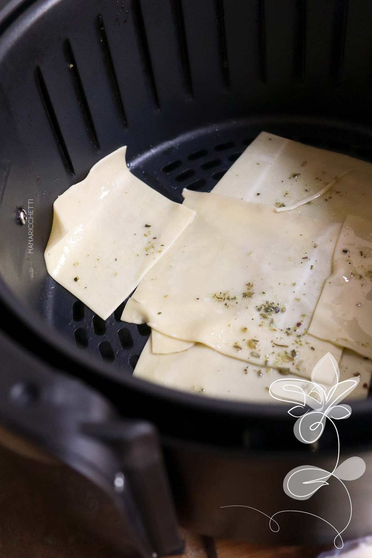 Receita de Petisco com Massa de Pastel feito na Airfryer - muito fácil de fazer.