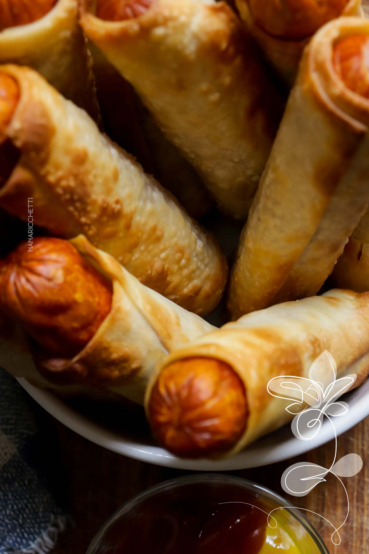 Receita de Enroladinho de Salsicha com Massa de Pastel AirFryer - perfeito para lanchar, muito simples de fazer.