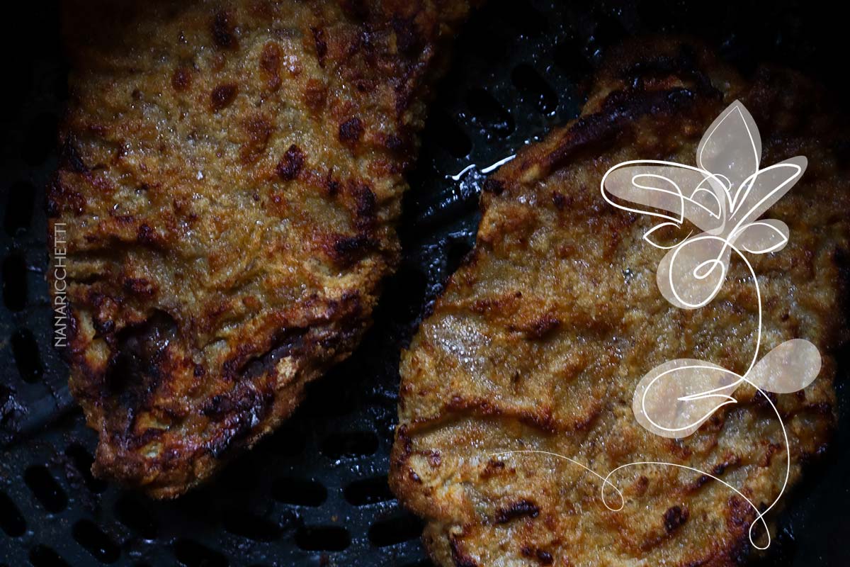 Receita de Bife de Carne a Milanesa AirFryer - faça um almoço delicioso sem colocar uma frigideira cheia de óleo no fogão.